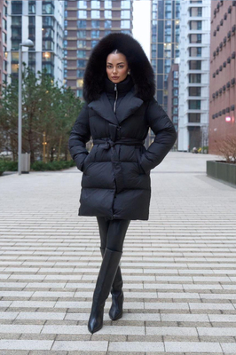 Роскошный приталенный пуховик с песцом